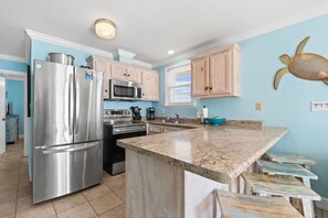 Mikrowelle, Ofen, Geschirrspüler, Wasserkocher mit Kaffee-/Teezubehör