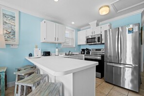 Een koelkast, een microgolfoven, een oven, een vaatwasser