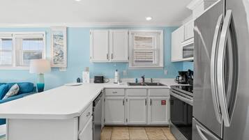 Een koelkast, een magnetron, een oven, een vaatwasser