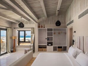 Suite, piscina privata | Biancheria da letto di alta qualità, minibar, ferro/asse da stiro
