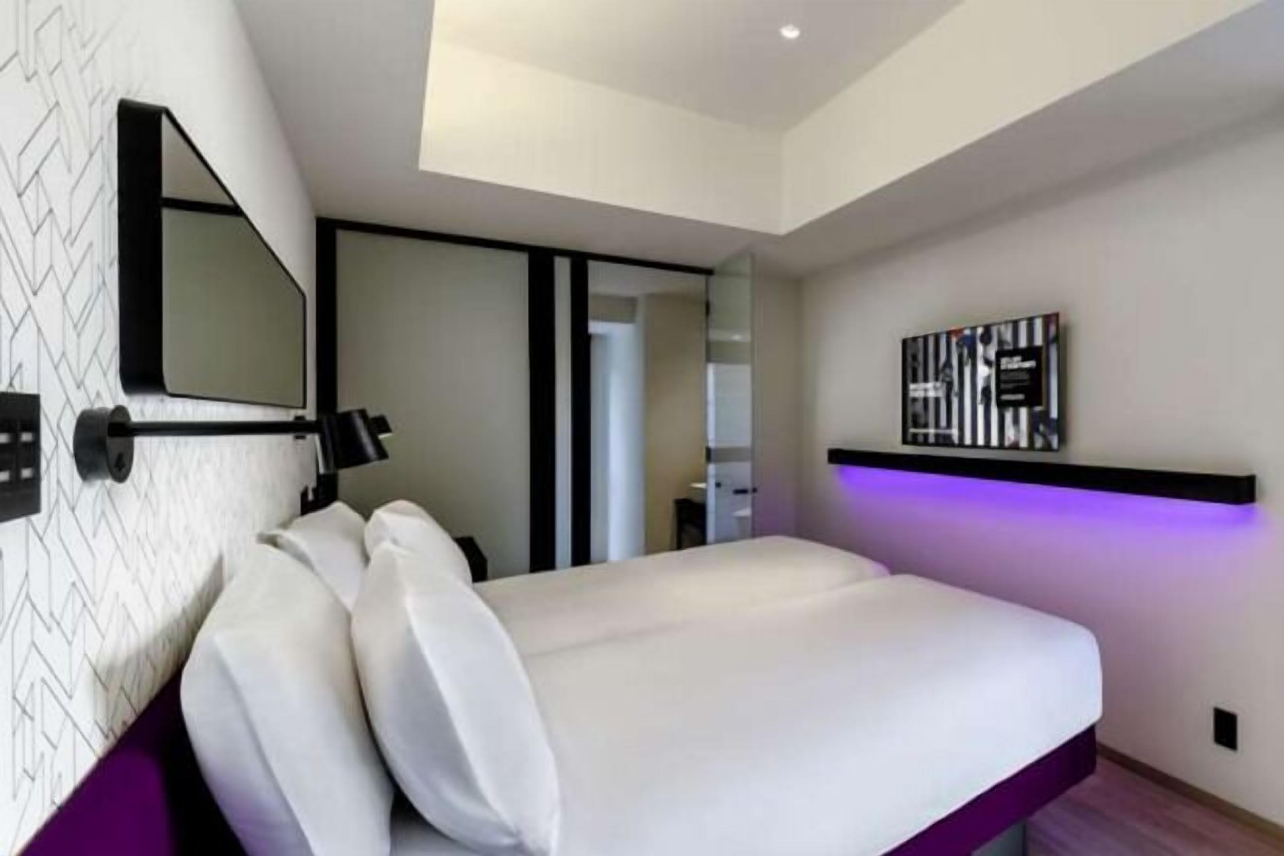 Caja de seguridad en la habitación y escritorio 