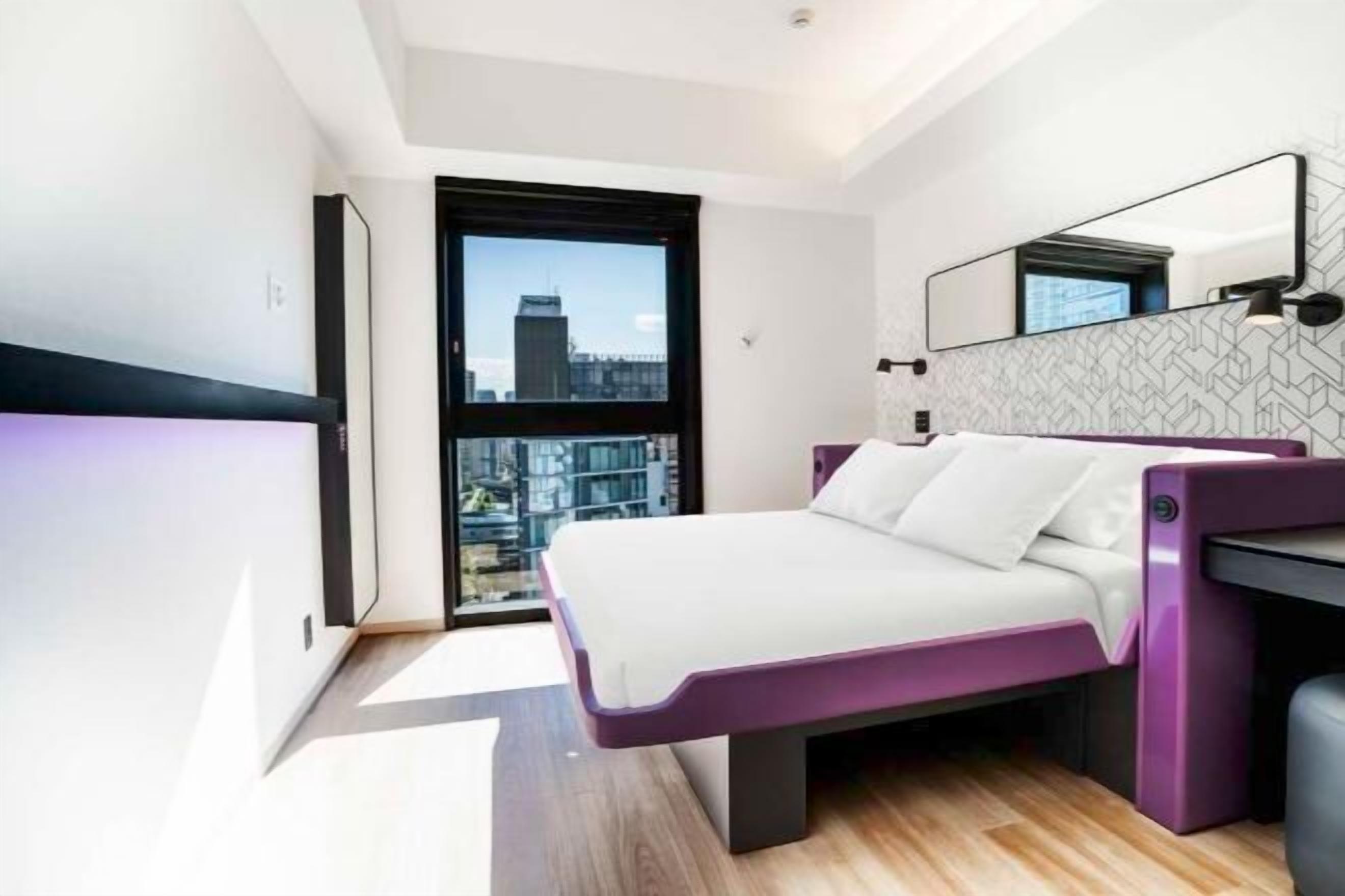 Caja de seguridad en la habitación y escritorio 