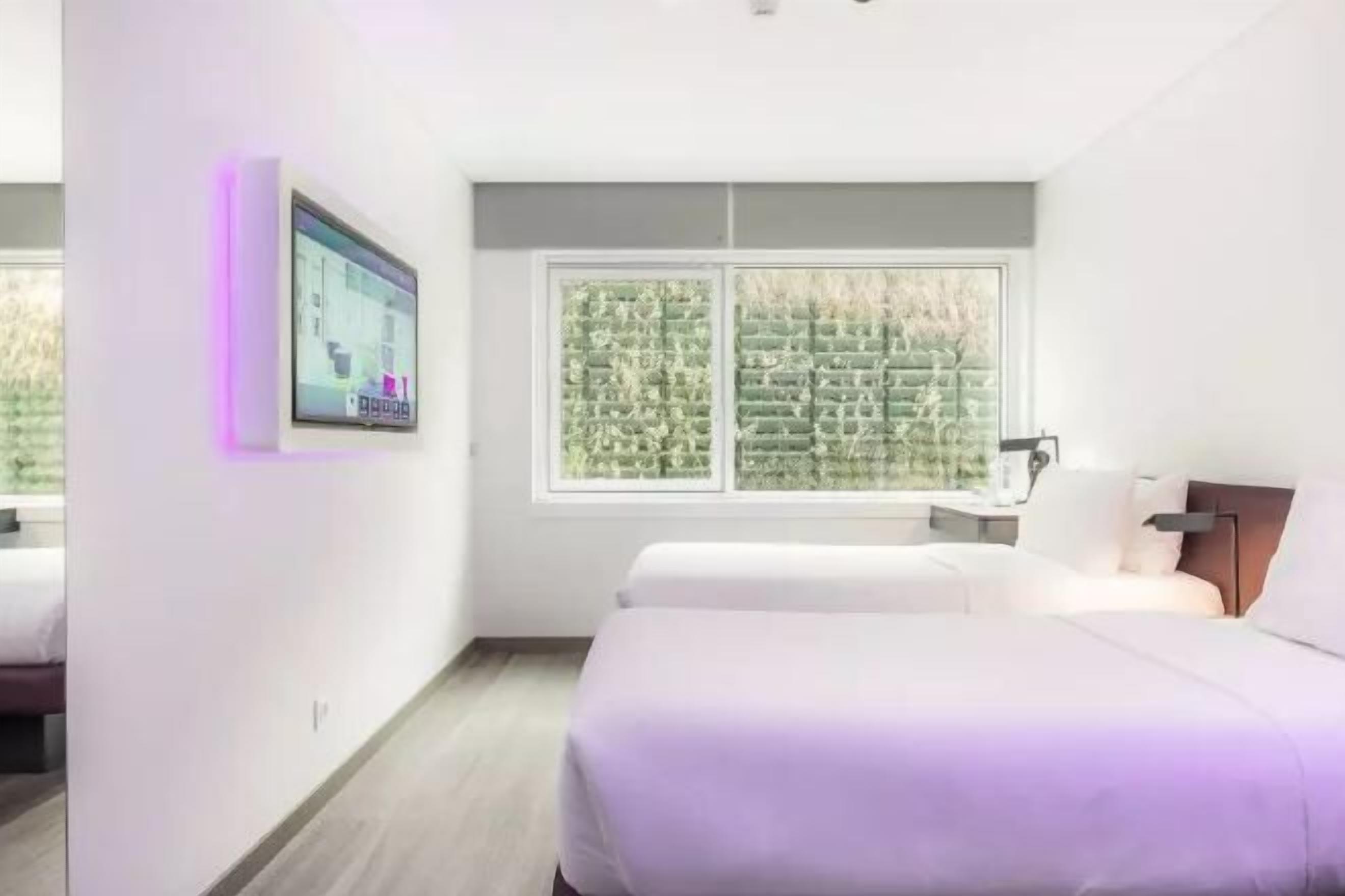 Caja de seguridad en la habitación y escritorio 