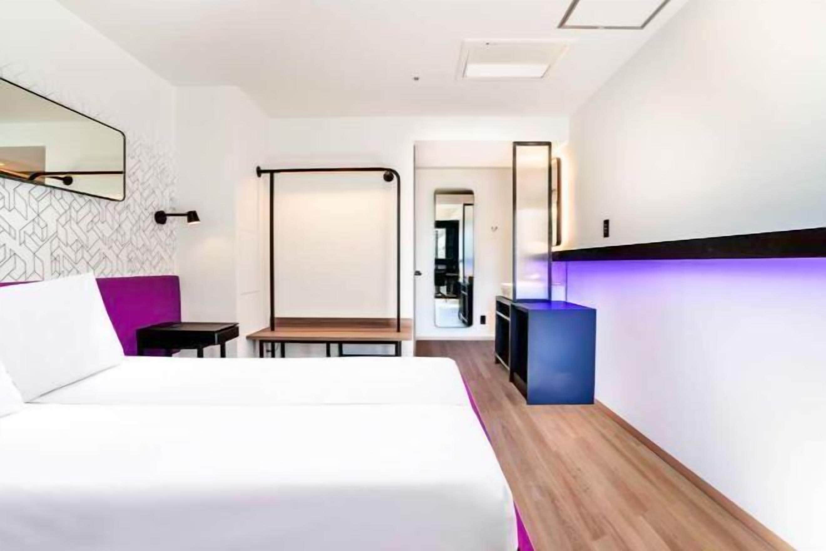 Caja de seguridad en la habitación y escritorio 