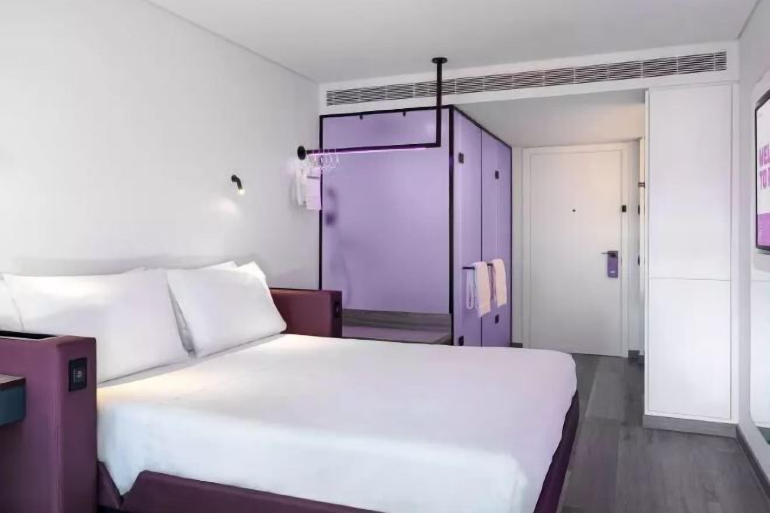 Caja de seguridad en la habitación y escritorio 