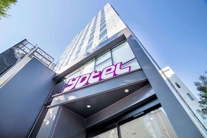 Un moderno edificio de hotel con un llamativo letrero que dice 'hotel'.