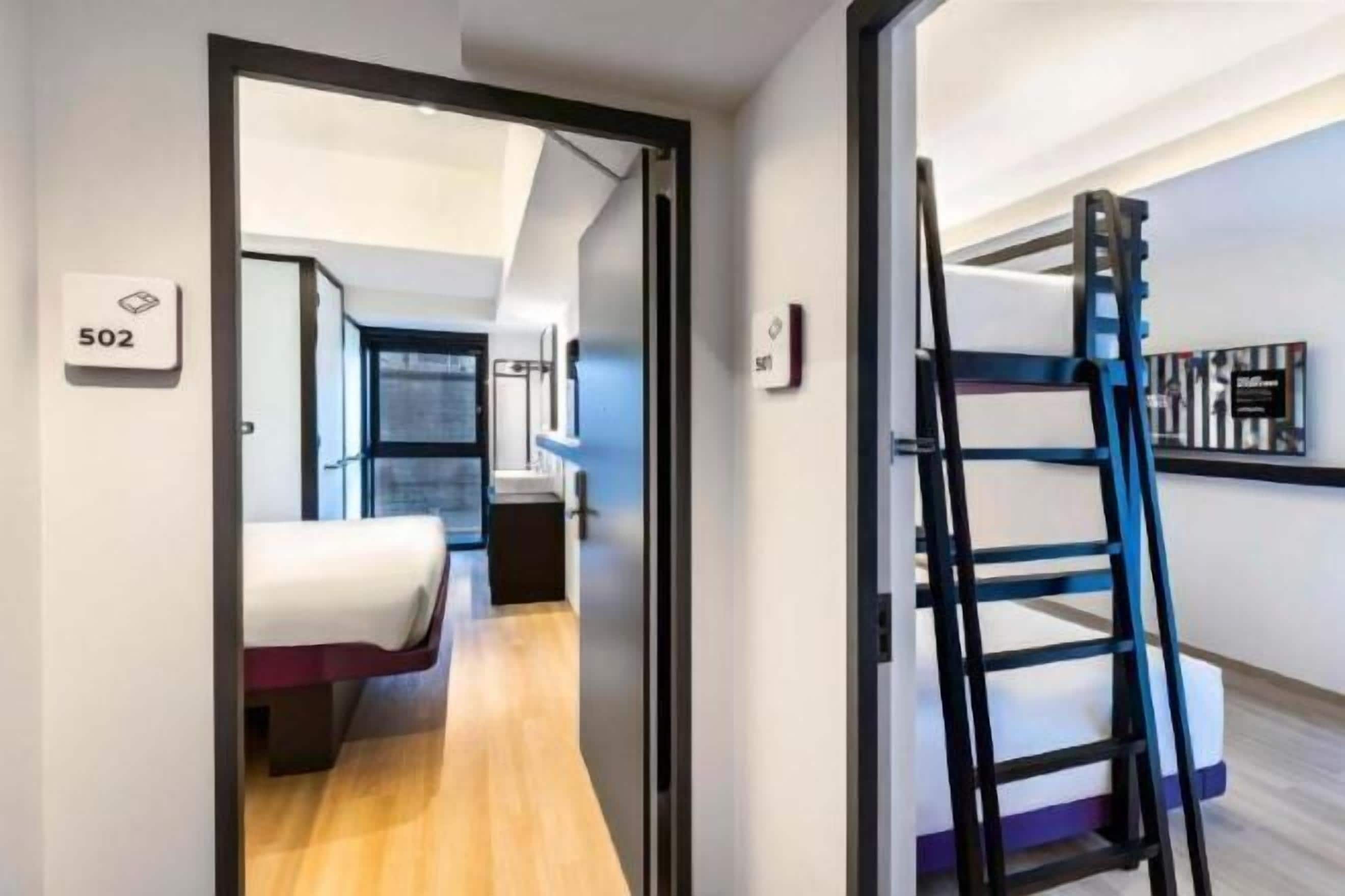 Caja de seguridad en la habitación y escritorio 