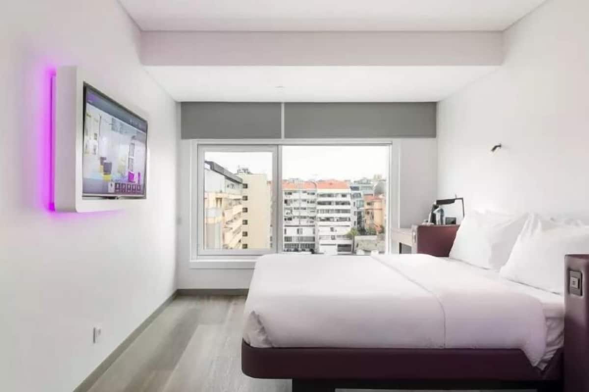 Caja de seguridad en la habitación y escritorio