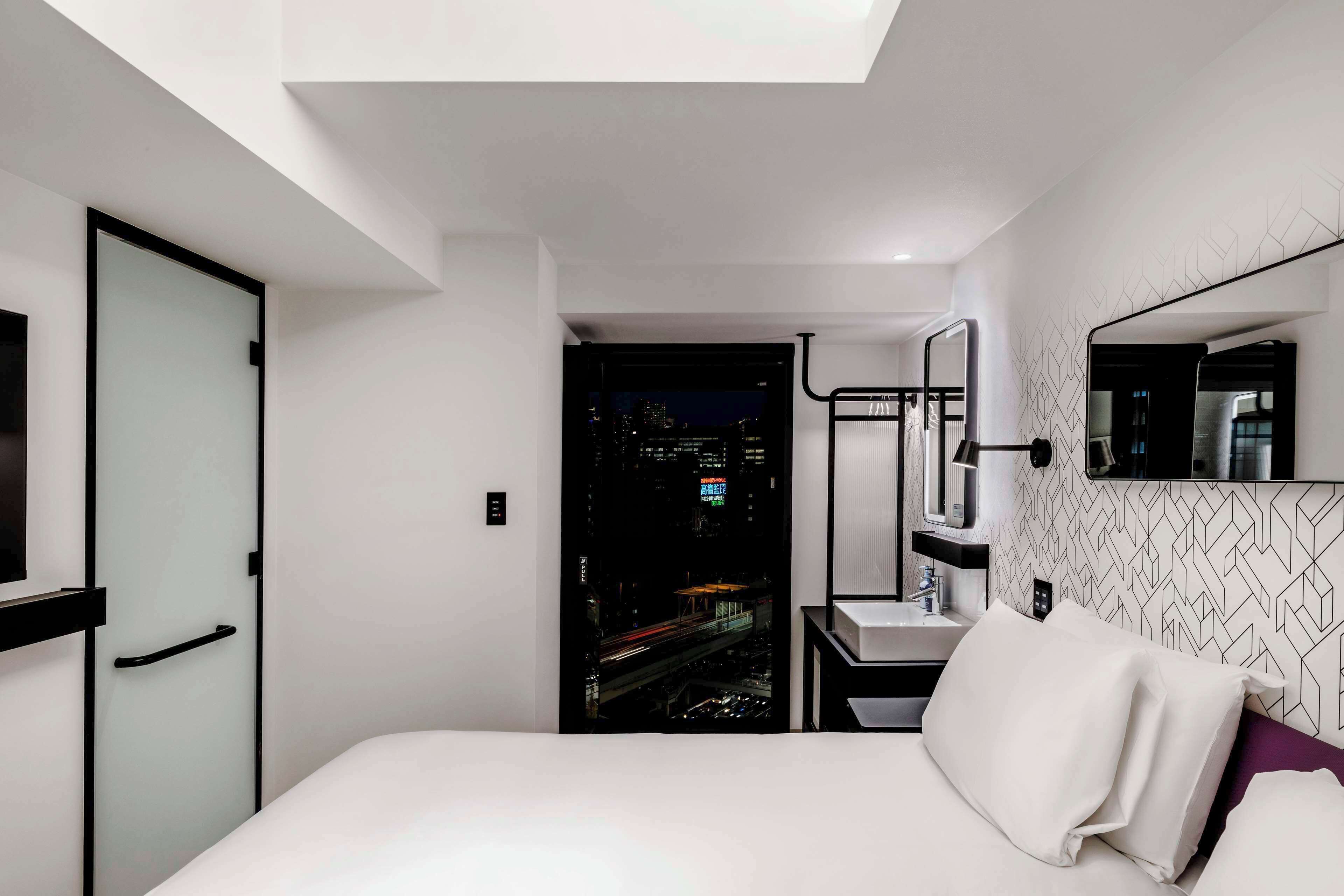 Standard Twin Room | In-room safe, desk, laptop workspace, blackout drapes