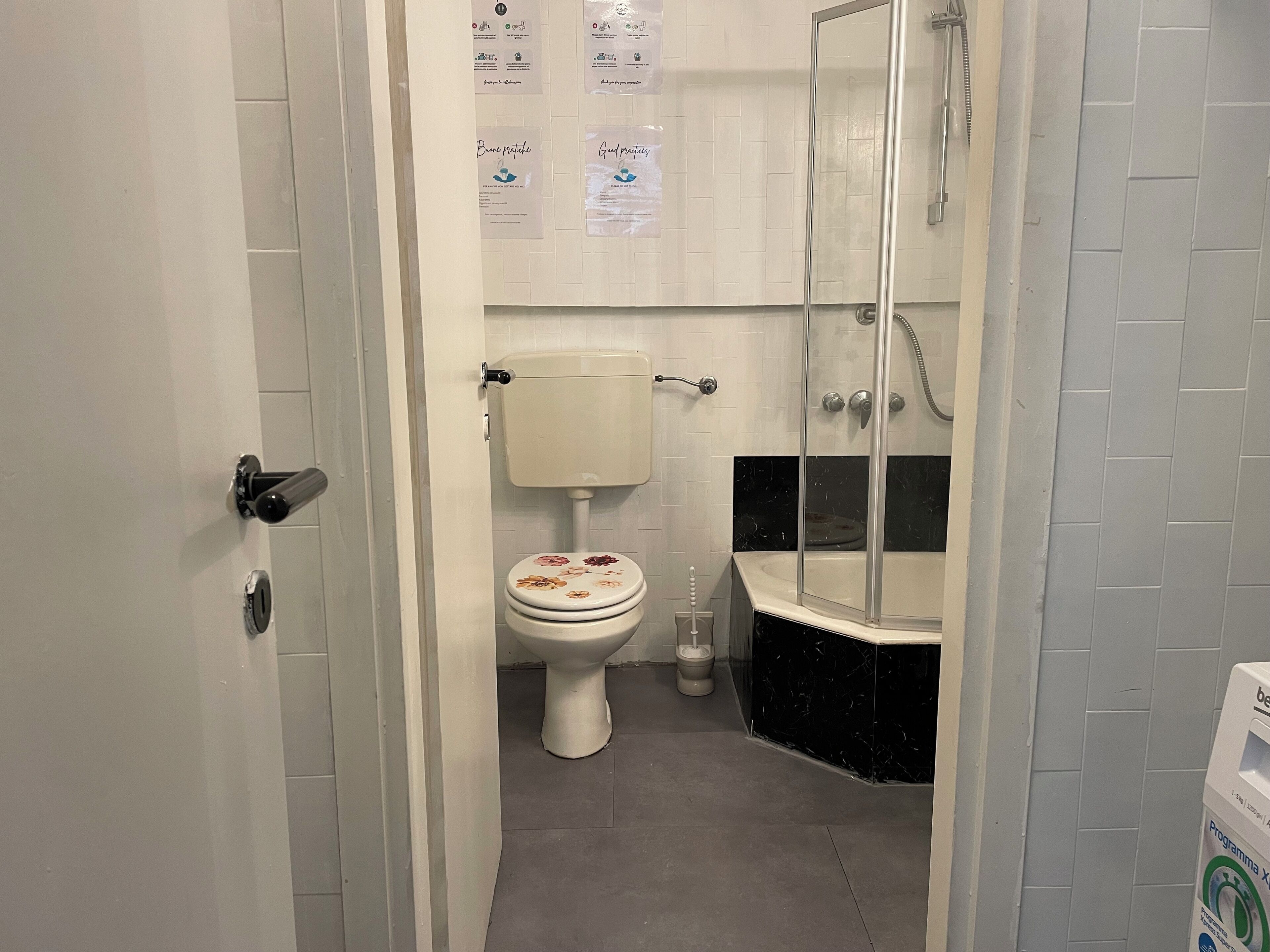 Hårtork, bidé, handdukar och toalettpapper