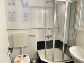 Séchoir à cheveux, bidet, serviettes fournies, papier de toilette