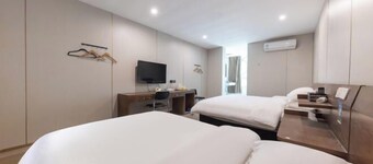 Baiyuan Hotel (Baogang Avenue Subway Station)