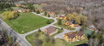 Trout Creek Bunk House 28-Charming 3-bdrm / loft condo in Harbor Springs