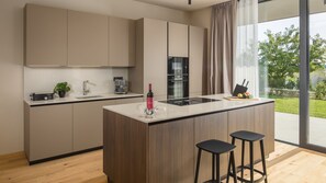 雪櫃、微波爐、焗爐、洗碗機