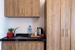 Chambre Double Économique pour 1 personne, non-fumeurs, vue ville | Cuisine privée | Mini réfrigérateur, micro-ondes dans l'espace commun, plaque de cuisson