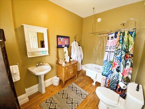 Shower, hair dryer, towels, soap - Manitoulin Island, the largest freshwater island in the world! (Gore Bay)