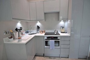 Micro-ondas, fogão, lava-louças, chaleira elétrica