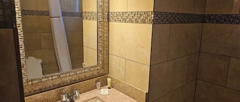コンフォート ルーム | バスルーム | タオル、石鹸、シャンプー、トイレットペーパー