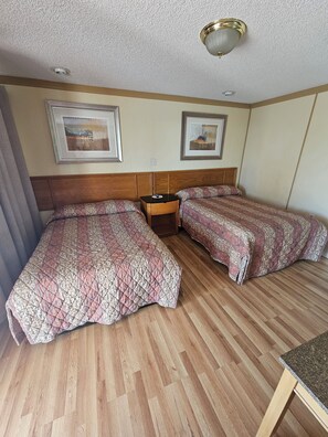 Quarto casal conforto, vista para o pátio | Wi-Fi de cortesia, roupa de cama