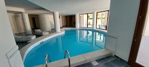 Indoor pool, pool loungers - Villa Giulia (Syracuse)