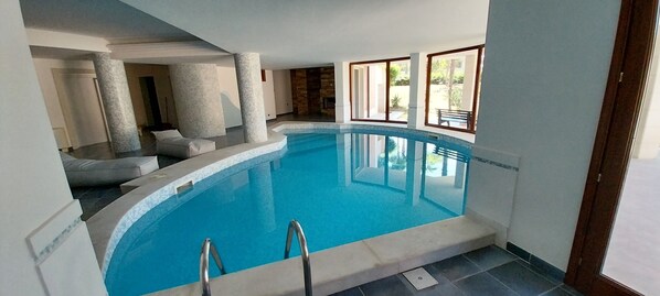 Indoor pool, pool loungers - Villa Giulia (Syracuse)