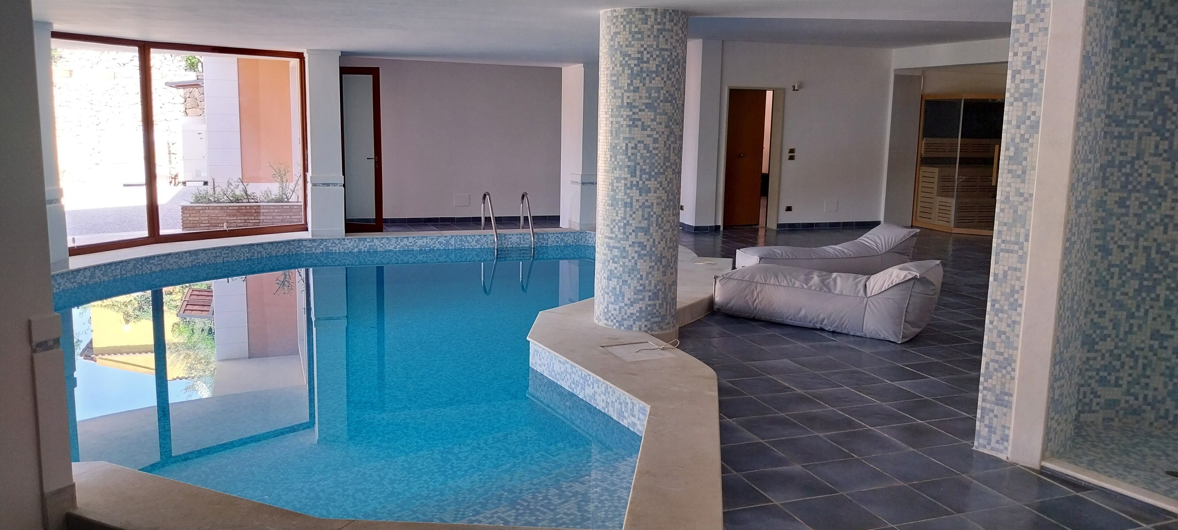 Piscine couverte, chaises longues