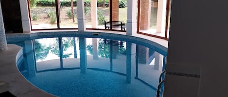 Indoor pool, sun loungers