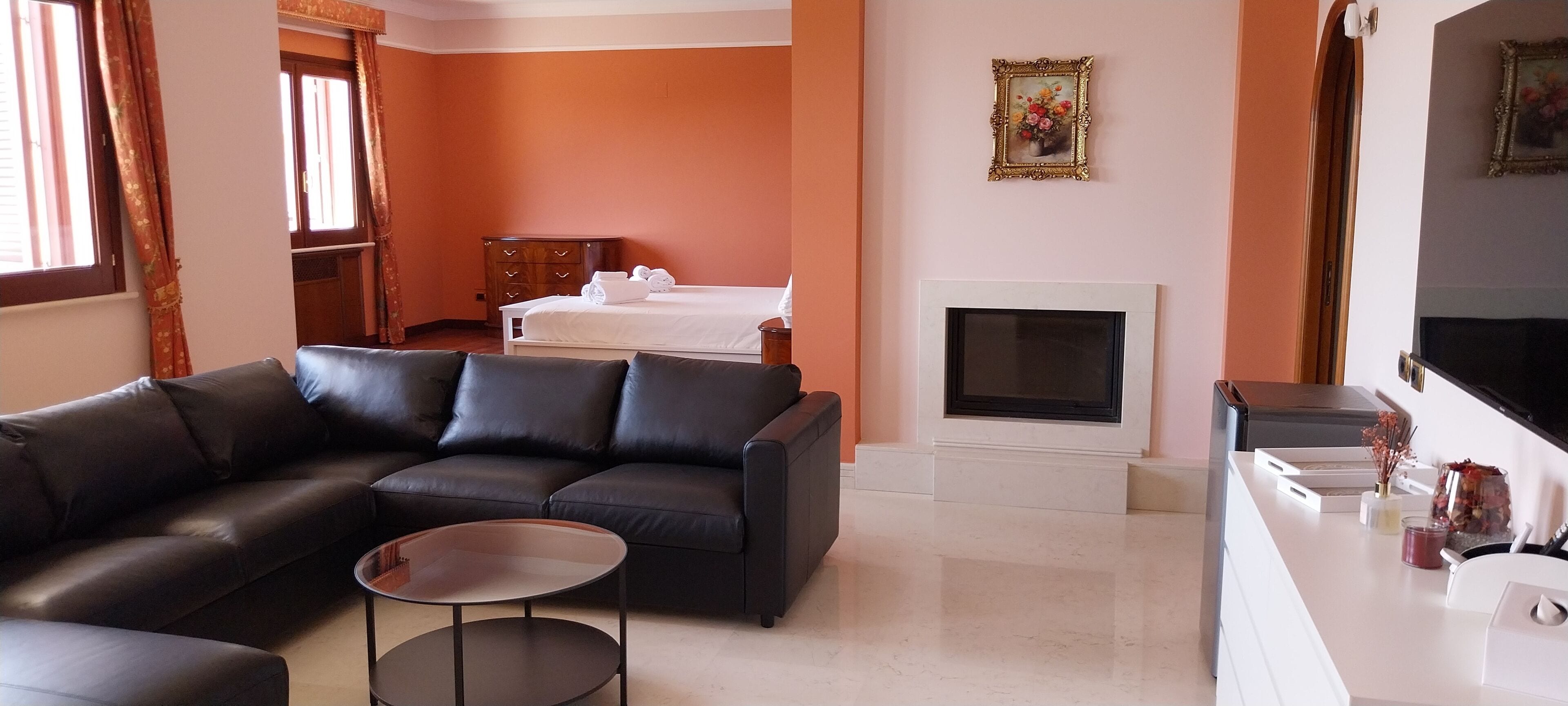 Royal-Vierbettzimmer, Gartenblick | Wohnbereich | 65-Zoll-Smart-TV mit Digitalempfang