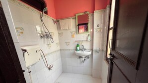 Un baño con inodoro, lavabo y ducha.