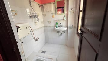 Habitació individual, balcó | Bany | Dutxa, sabatilles, tovalloles i sabó