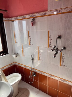 Doppel- oder Zweibettzimmer, Stadtblick | Badezimmer | Dusche, Hausschuhe, Handtücher, Seife