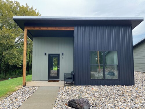 Cozy cottage in charming downtown Mount Vernon.
