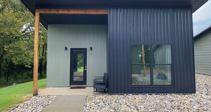 Cozy cottage in charming downtown Mount Vernon.