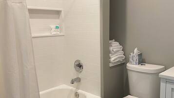 Asciugacapelli, asciugamani, sapone, shampoo