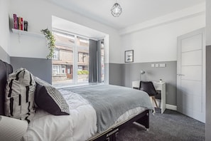 6 habitaciones, escritorio y tabla de planchar con plancha 