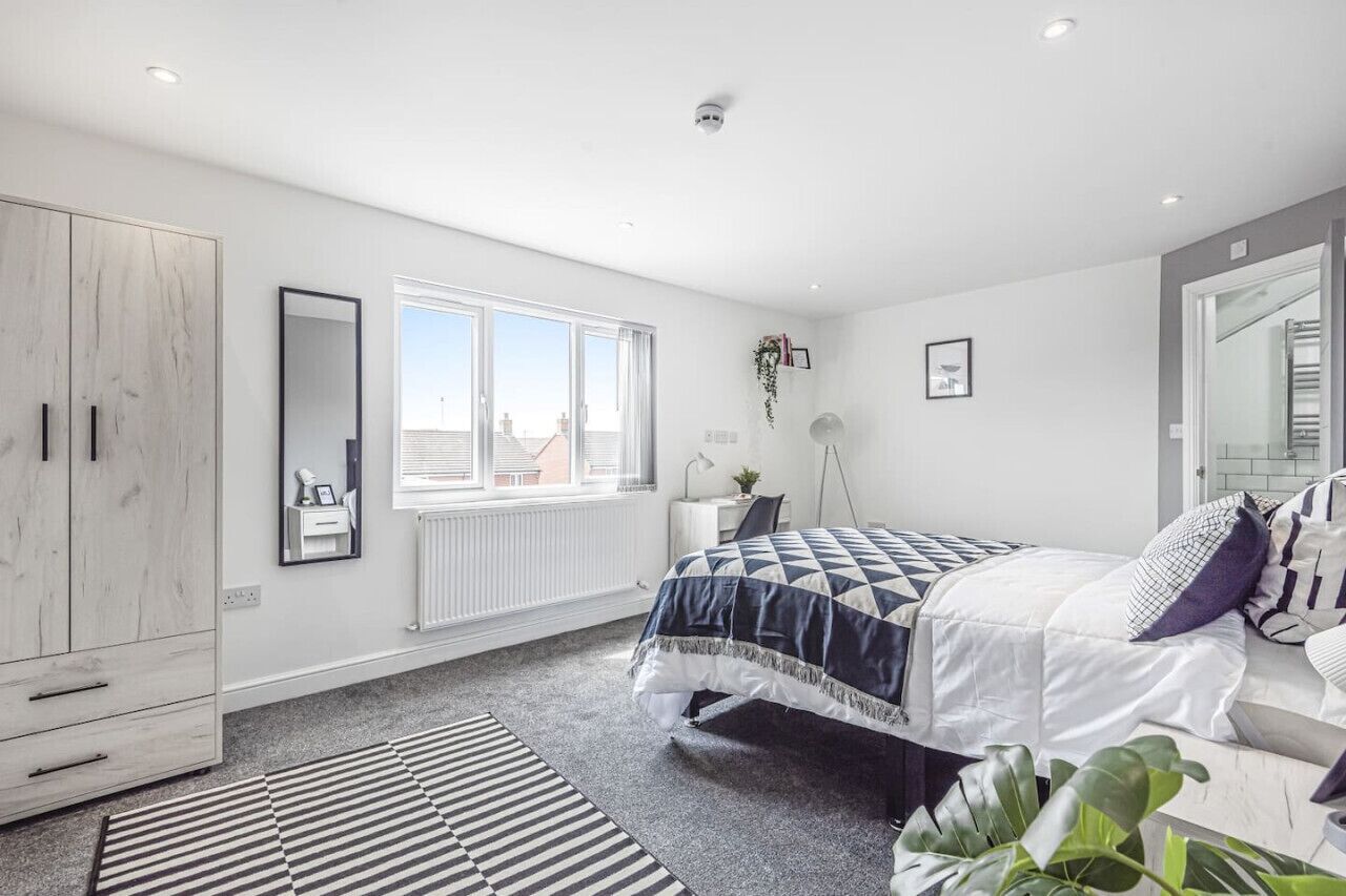 6 dormitorios, escritorio, tabla de planchar con plancha y cuna de viaje