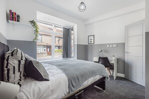 6 chambres, bureau, fer et planche à repasser, lit parapluie