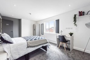 6 sovrum, skrivbord, strykjärn/strykbräda och resesäng