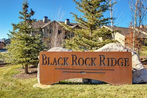 A sign for Black Rock Ridge with a clear view of the surrounding houses and trees.