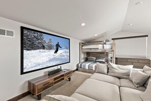 4 bedrooms, desk, iron/ironing board, free WiFi