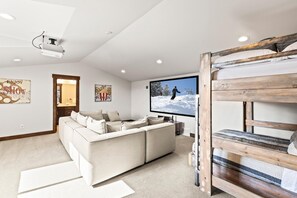 4 bedrooms, desk, iron/ironing board, free WiFi