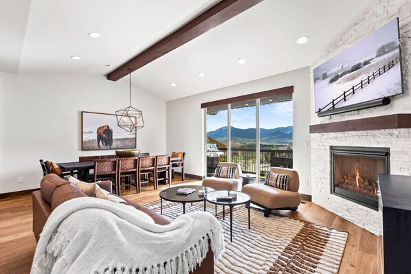 Smart TV, fireplace, stereo