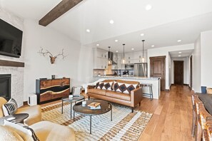 Smart TV, fireplace, stereo - Moose Mgmt at Black Rock 14544: Pvt Hot Tub, 100 Home Theater, Chef's Kitchen (Park City)