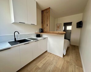 Køleskab, mikrobølgeovn, køkkentøj/tallerkener/redskaber