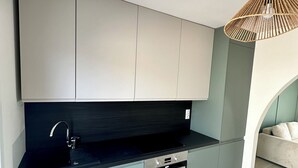 Kühlschrank, Mikrowelle, Ofen, Herdplatte