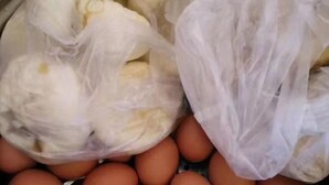 Un recipiente metálico con huevos y una bolsa de plástico que contiene un material blanco y fibroso.