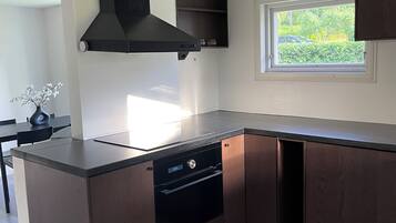 Kylskåp, mikrovågsugn, ugn och spishäll