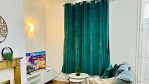 Hus | Oppholdsområde | TV og peis