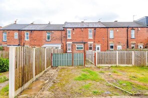 A row of terraced houses with a fenced backyard. - Beautiful 2bed House Near Pinderfield Hospital (Wakefield)