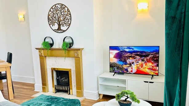 Hus | Oppholdsområde | TV og peis